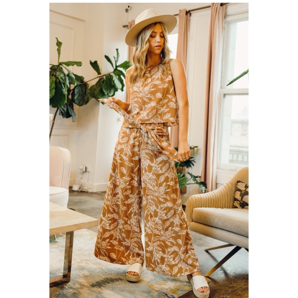Floral Tan and Caramel 2 Piece Size L NWOT